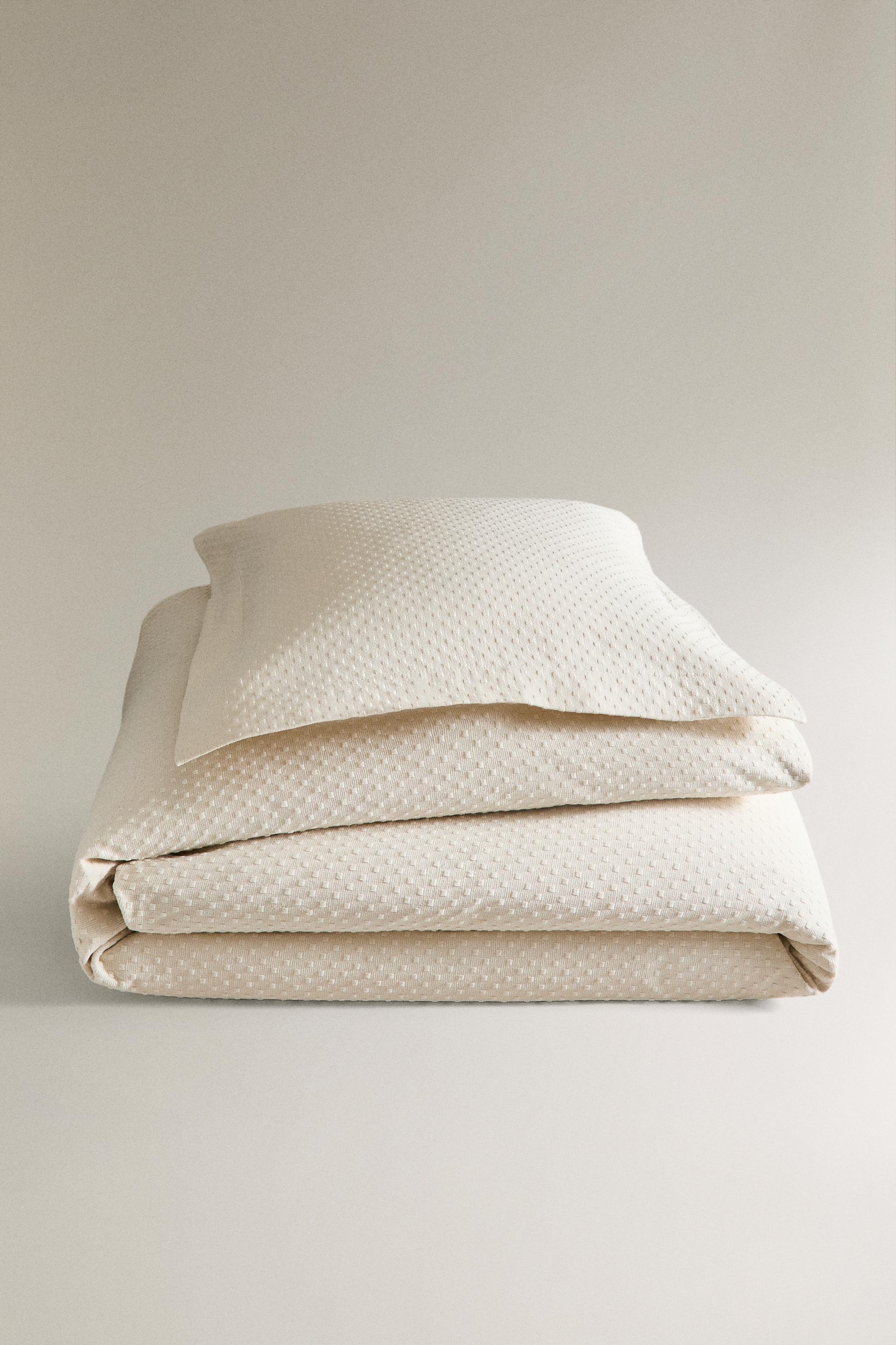 BEDSPREAD WITH POLKA DOT DESIGN